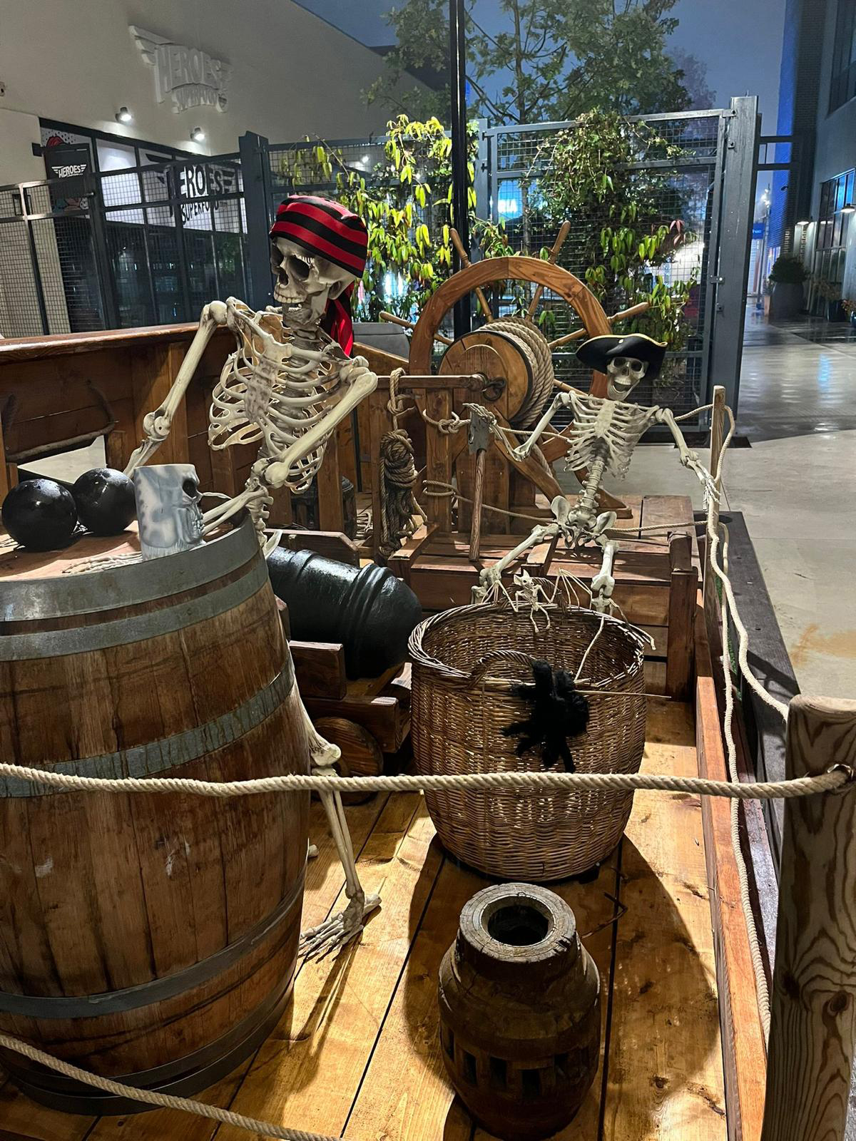 Le pont de bateau : son canon et sa barre à roue