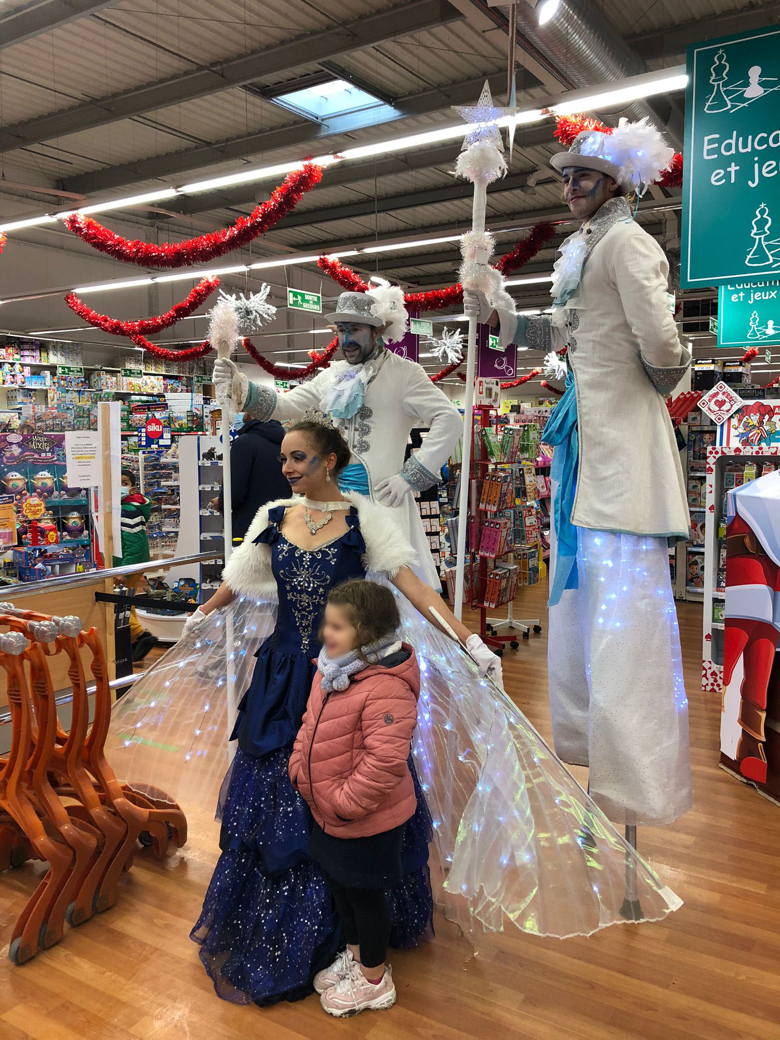 Animation Noël : La Dame Neige et ses échassiers