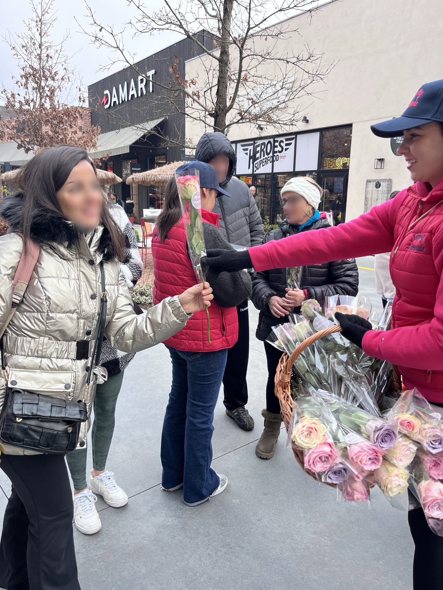 Animation St Valentin : Distribution de roses